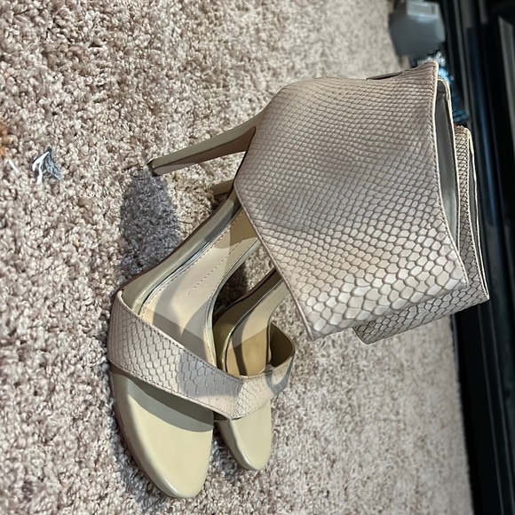 Beige heels, zipper in back - Picture 1 of 4